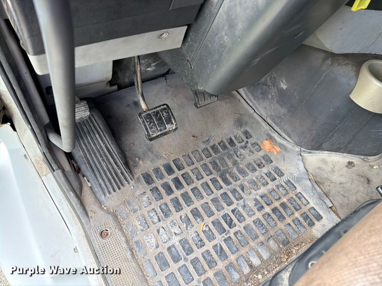 image for item EO8684 2004 Volvo Truck VNM semi truck