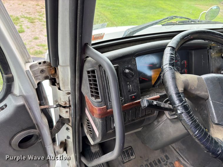 image for item EO8684 2004 Volvo Truck VNM semi truck