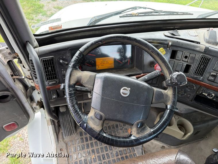 image for item EO8684 2004 Volvo Truck VNM semi truck