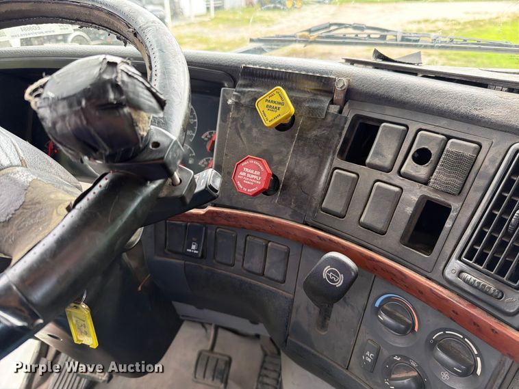 image for item EO8684 2004 Volvo Truck VNM semi truck