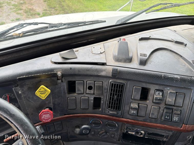 image for item EO8684 2004 Volvo Truck VNM semi truck