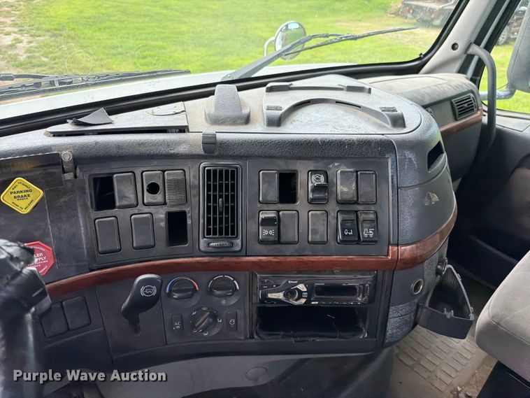 image for item EO8684 2004 Volvo Truck VNM semi truck