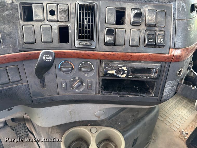 image for item EO8684 2004 Volvo Truck VNM semi truck
