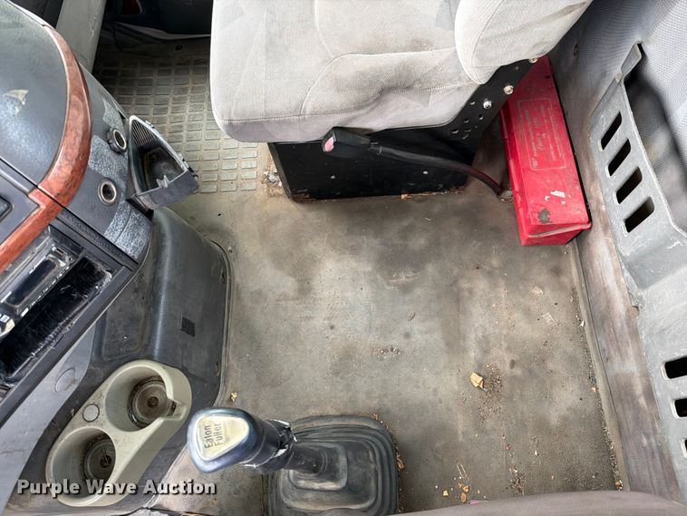 image for item EO8684 2004 Volvo Truck VNM semi truck