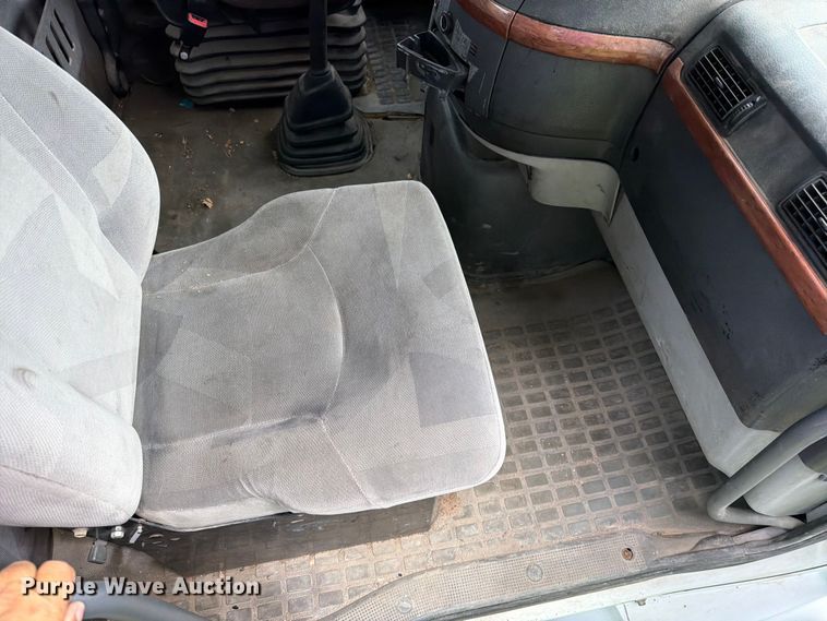 image for item EO8684 2004 Volvo Truck VNM semi truck