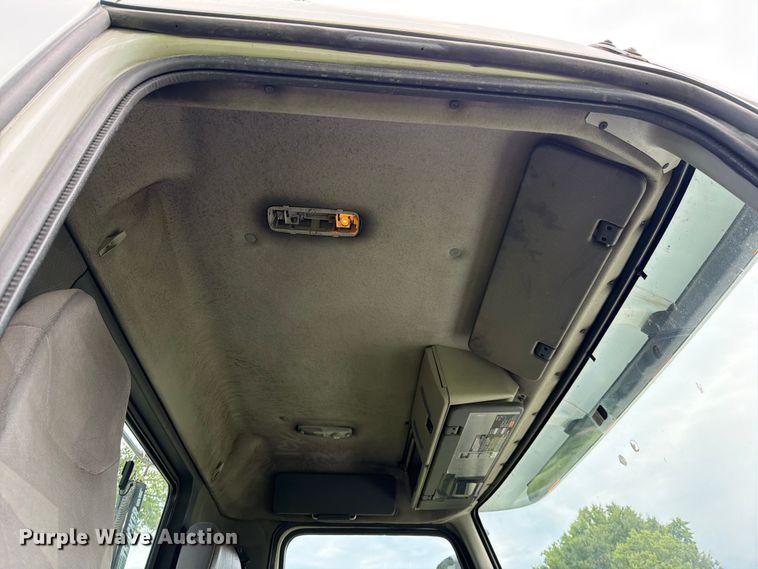 image for item EO8684 2004 Volvo Truck VNM semi truck