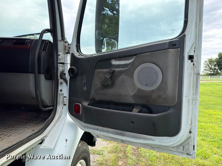 image for item EO8684 2004 Volvo Truck VNM semi truck