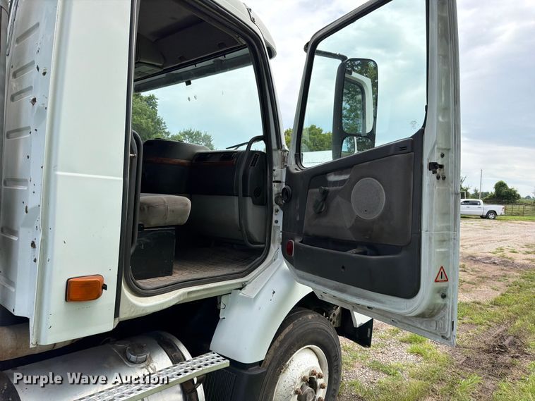 image for item EO8684 2004 Volvo Truck VNM semi truck