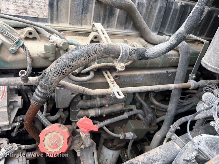 image for item EO8684 2004 Volvo Truck VNM semi truck