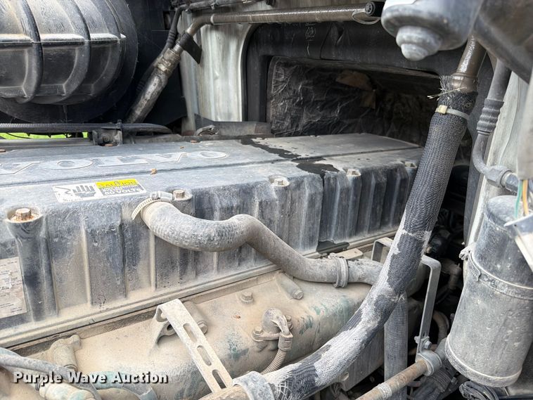 image for item EO8684 2004 Volvo Truck VNM semi truck