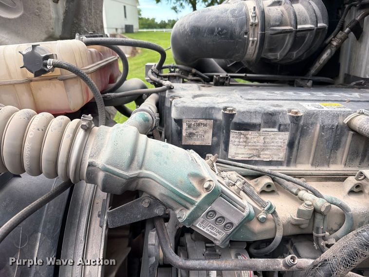 image for item EO8684 2004 Volvo Truck VNM semi truck