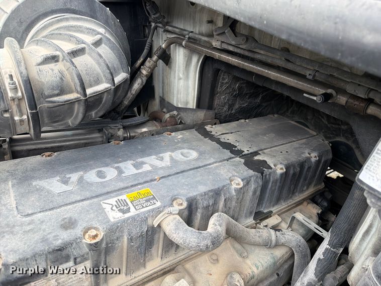 image for item EO8684 2004 Volvo Truck VNM semi truck