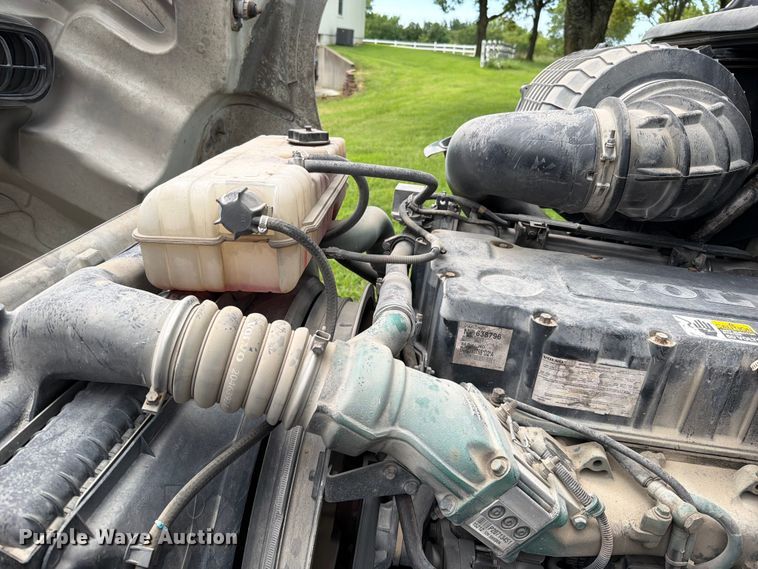 image for item EO8684 2004 Volvo Truck VNM semi truck