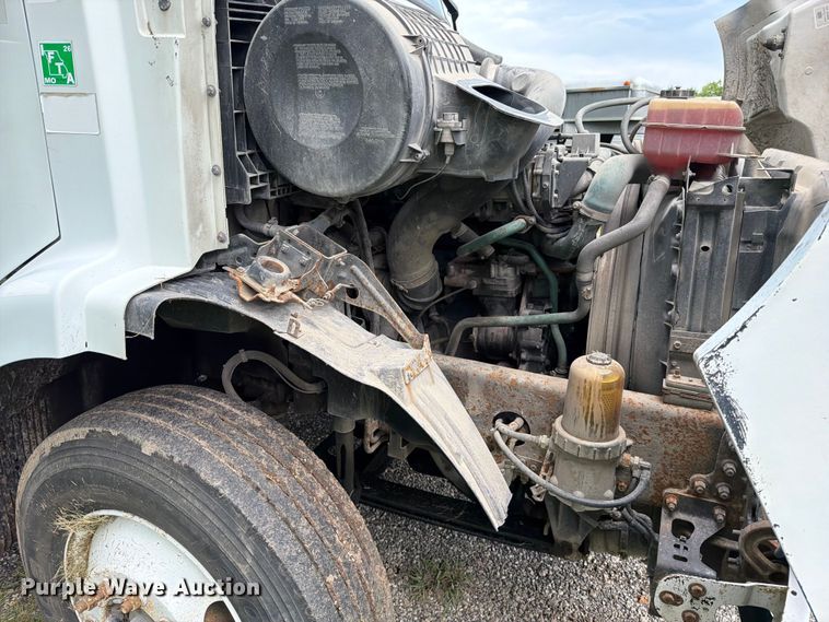 image for item EO8684 2004 Volvo Truck VNM semi truck