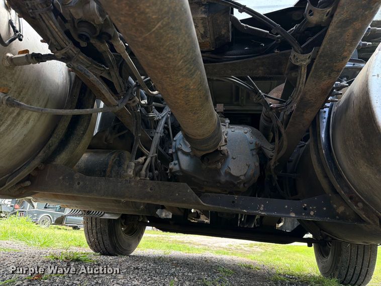 image for item EO8684 2004 Volvo Truck VNM semi truck