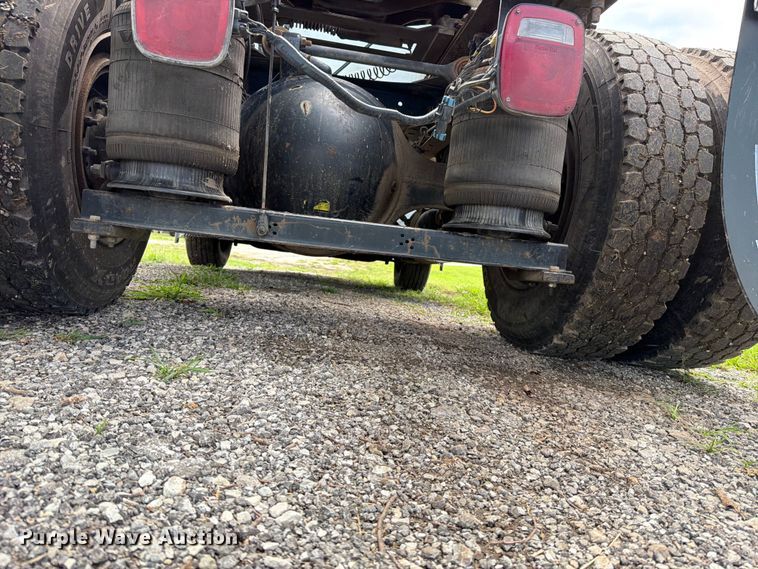 image for item EO8684 2004 Volvo Truck VNM semi truck