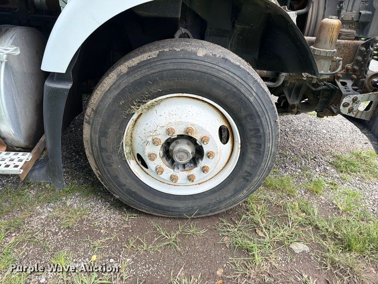 image for item EO8684 2004 Volvo Truck VNM semi truck