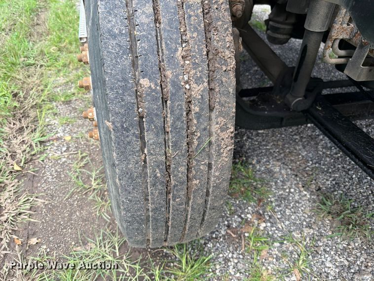 image for item EO8684 2004 Volvo Truck VNM semi truck