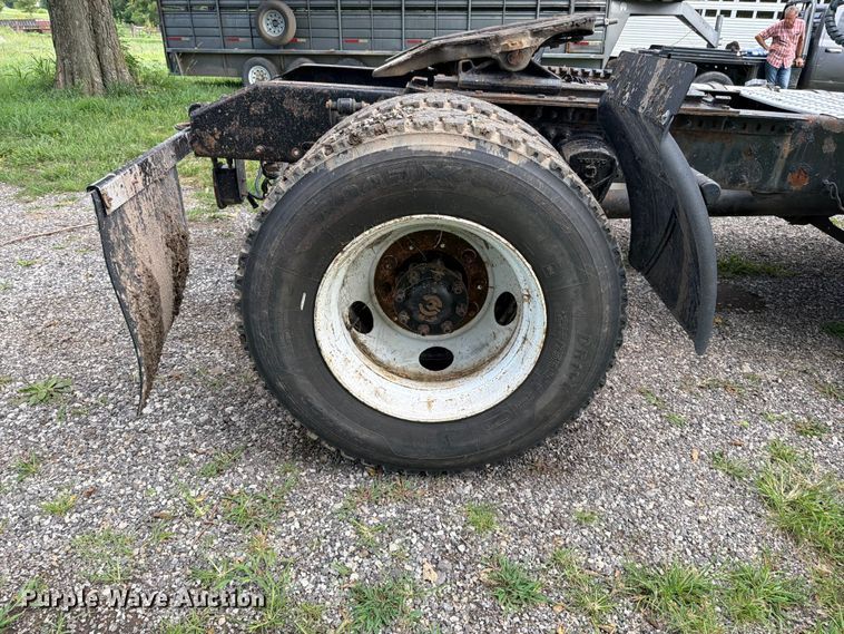 image for item EO8684 2004 Volvo Truck VNM semi truck