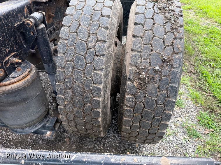 image for item EO8684 2004 Volvo Truck VNM semi truck