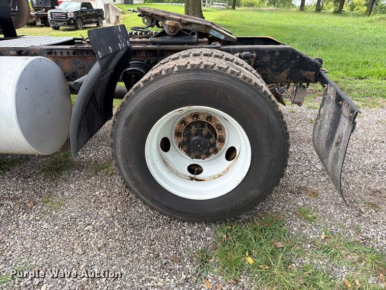 image for item EO8684 2004 Volvo Truck VNM semi truck