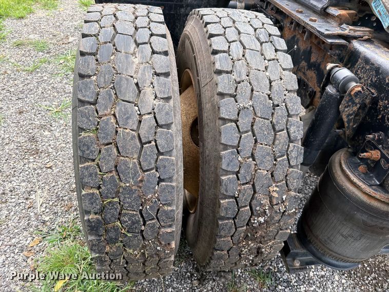 image for item EO8684 2004 Volvo Truck VNM semi truck
