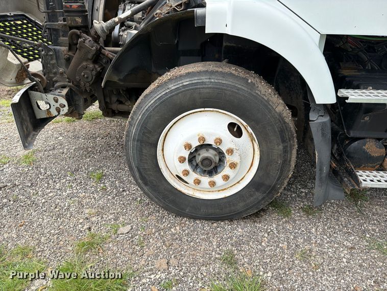 image for item EO8684 2004 Volvo Truck VNM semi truck