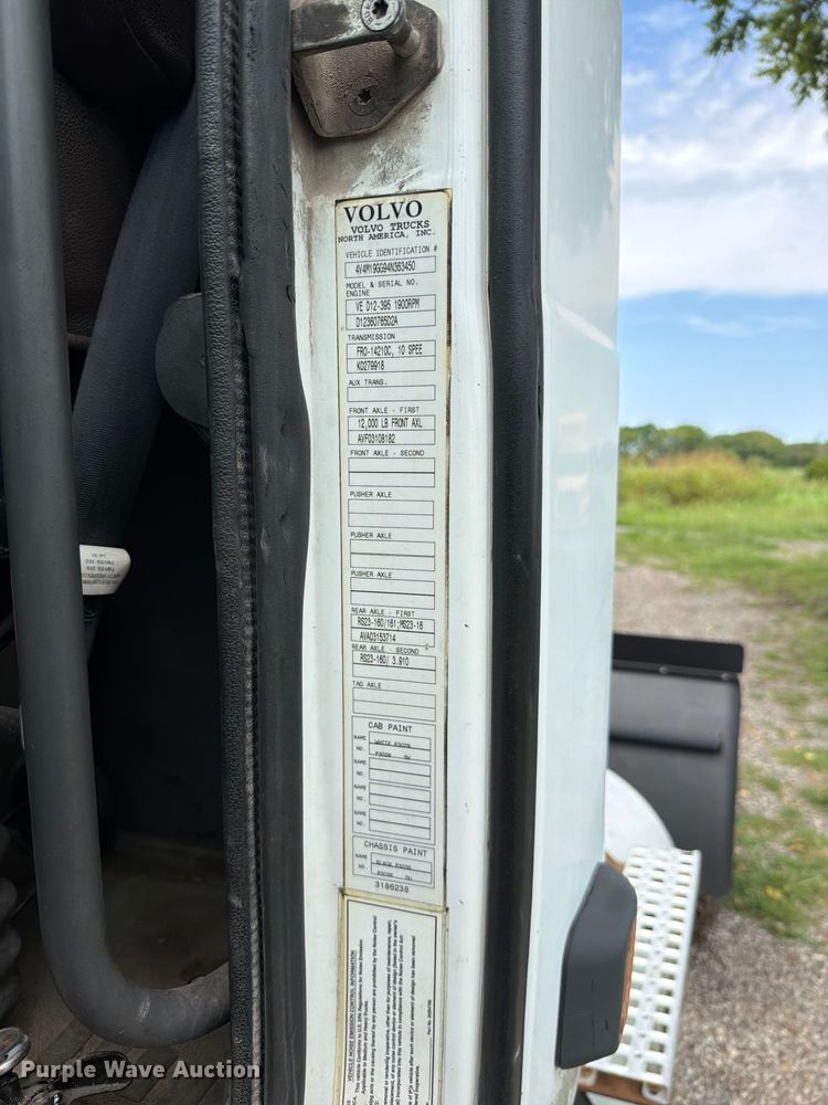image for item EO8684 2004 Volvo Truck VNM semi truck