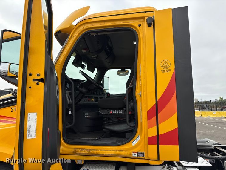 image for item EP3022 2021 Freightliner Cascadia semi truck