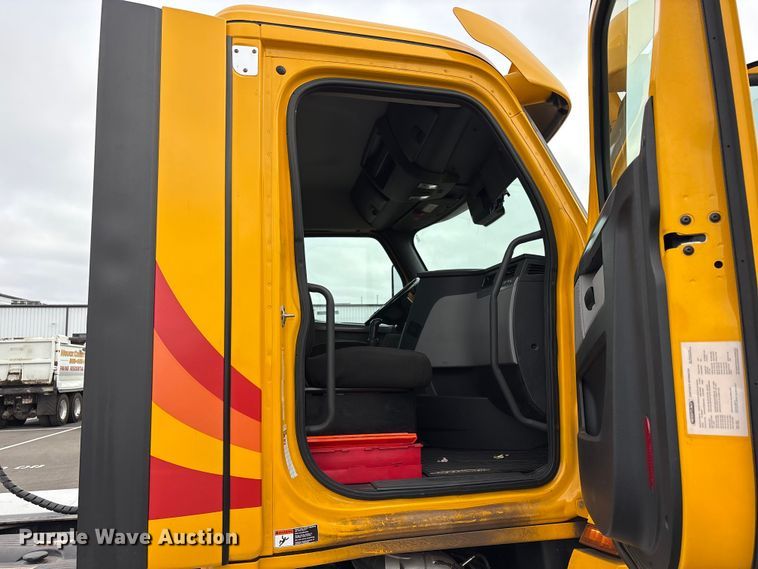 image for item EP3022 2021 Freightliner Cascadia semi truck