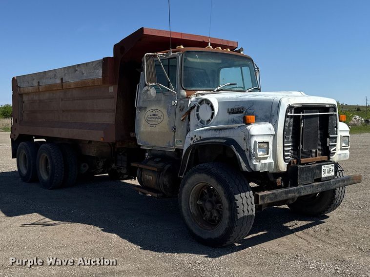 image for item ER0469 1990 Ford LT8000 dump truck