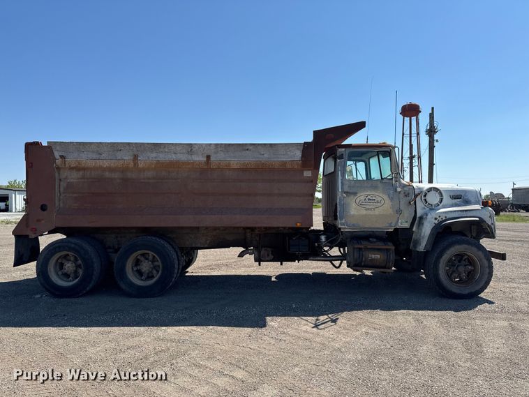 image for item ER0469 1990 Ford LT8000 dump truck