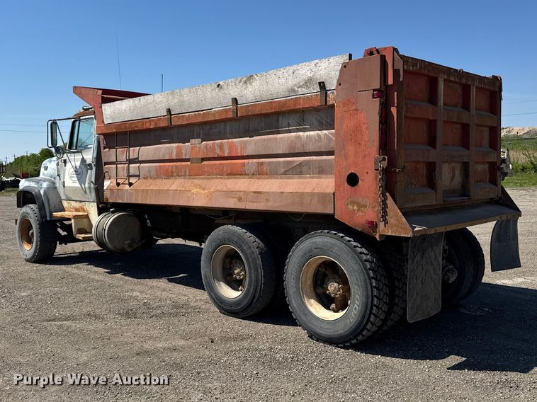 image for item ER0469 1990 Ford LT8000 dump truck