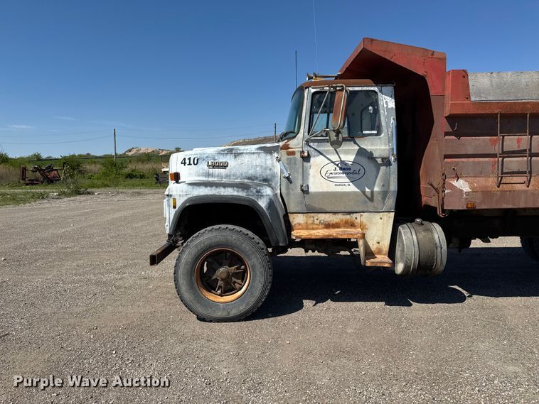 image for item ER0469 1990 Ford LT8000 dump truck