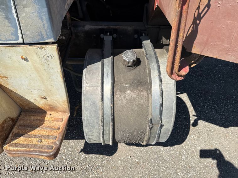 image for item ER0469 1990 Ford LT8000 dump truck