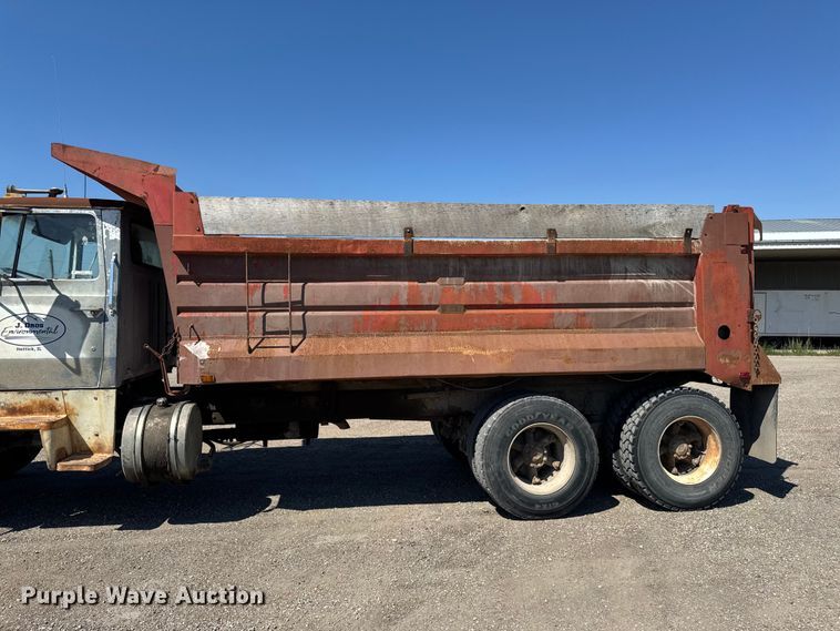 image for item ER0469 1990 Ford LT8000 dump truck