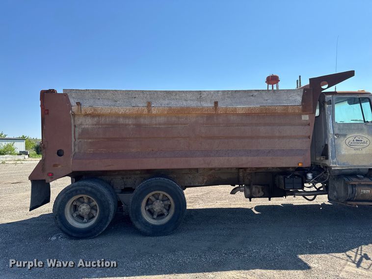 image for item ER0469 1990 Ford LT8000 dump truck