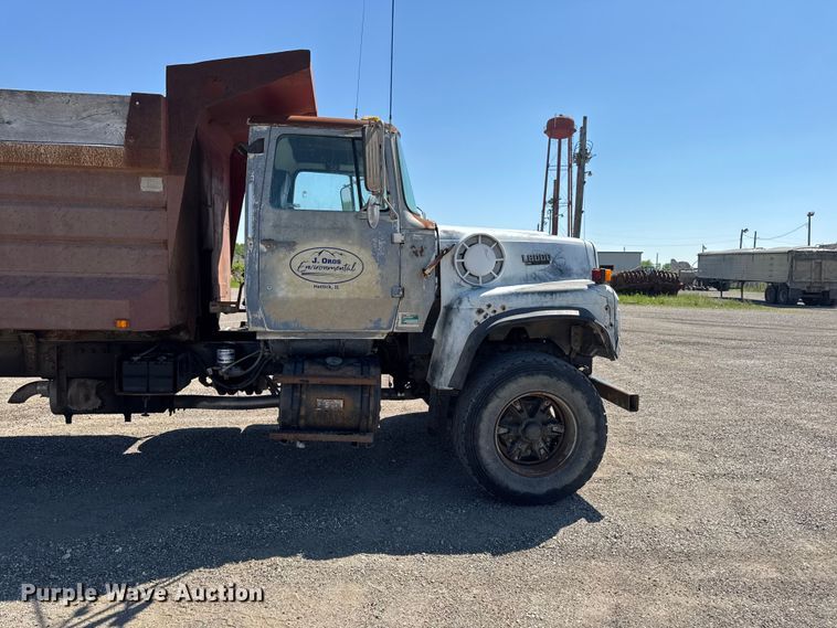 image for item ER0469 1990 Ford LT8000 dump truck