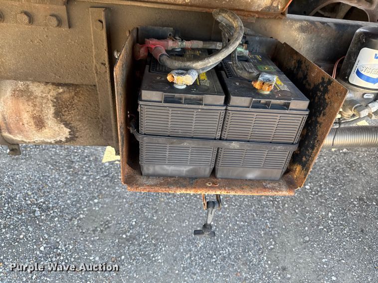 image for item ER0469 1990 Ford LT8000 dump truck
