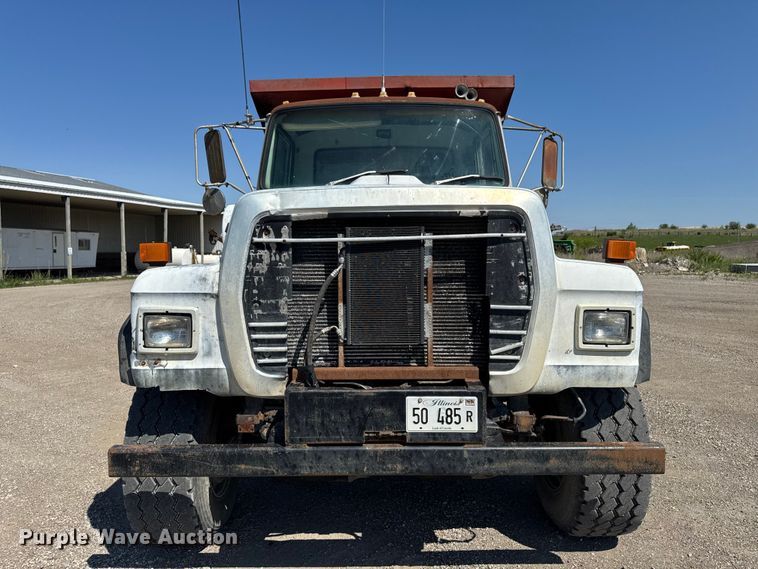 image for item ER0469 1990 Ford LT8000 dump truck