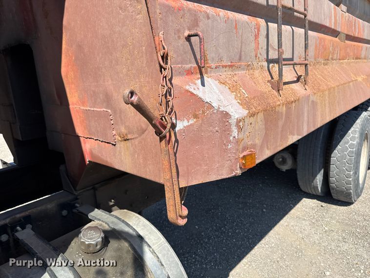 image for item ER0469 1990 Ford LT8000 dump truck