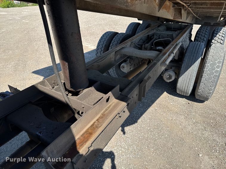 image for item ER0469 1990 Ford LT8000 dump truck