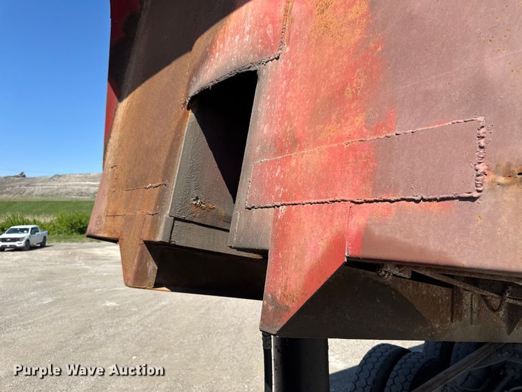 image for item ER0469 1990 Ford LT8000 dump truck