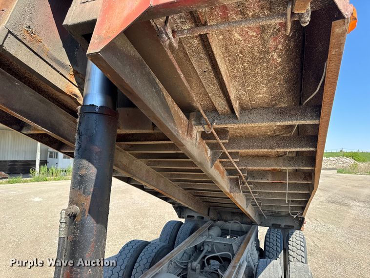 image for item ER0469 1990 Ford LT8000 dump truck