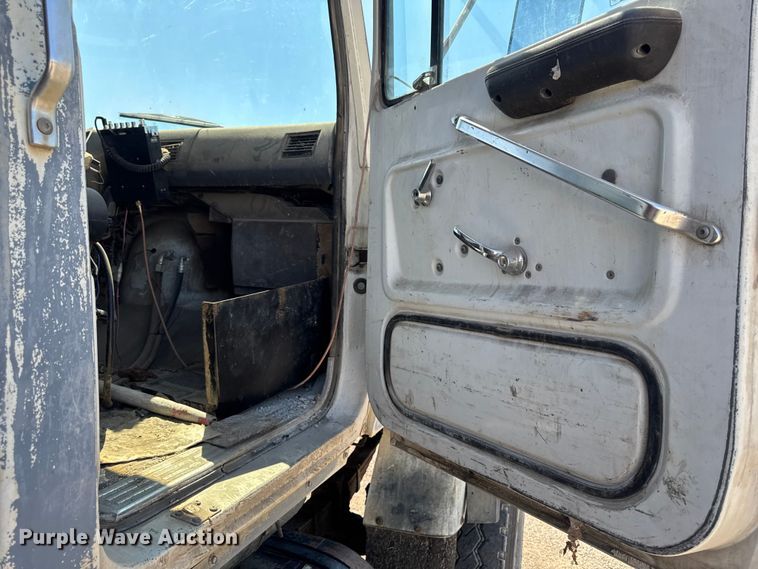 image for item ER0469 1990 Ford LT8000 dump truck
