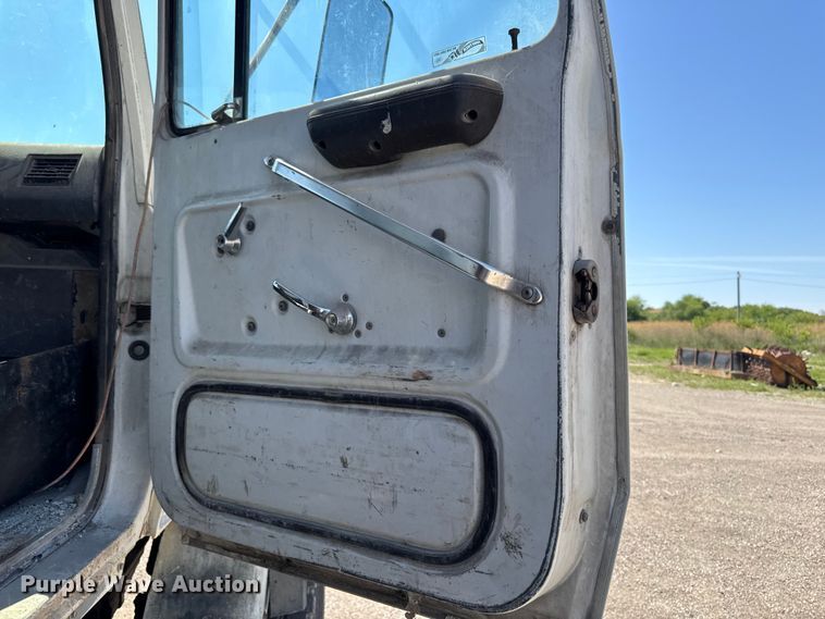 image for item ER0469 1990 Ford LT8000 dump truck
