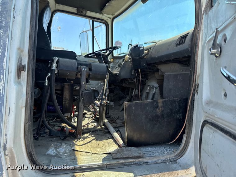 image for item ER0469 1990 Ford LT8000 dump truck