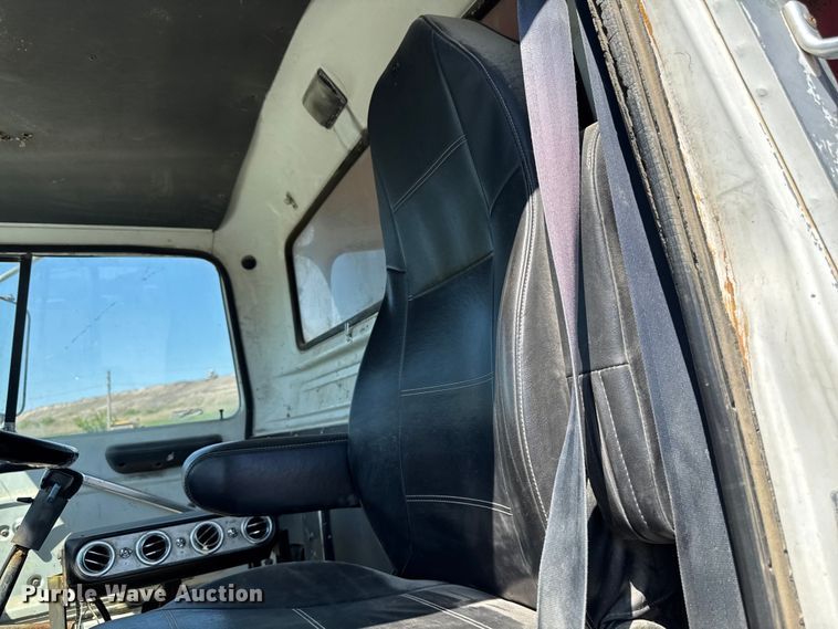 image for item ER0469 1990 Ford LT8000 dump truck