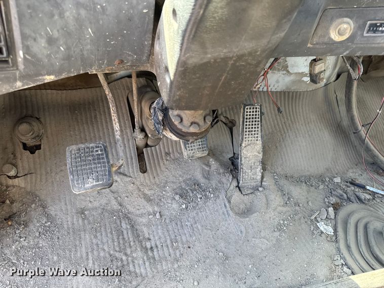 image for item ER0469 1990 Ford LT8000 dump truck