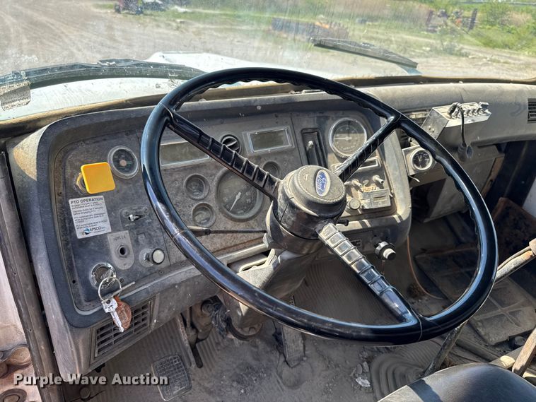 image for item ER0469 1990 Ford LT8000 dump truck